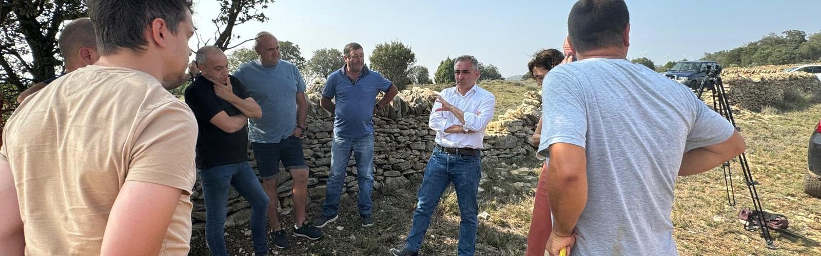 El conseller Barrachina visita una explotación ganadera de Vilafranca, una de las 90 a las que se ha suministrado agua