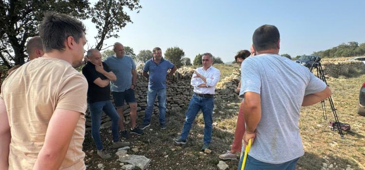 El conseller Barrachina visita una explotación ganadera de Vilafranca, una de las 90 a las que se ha suministrado agua