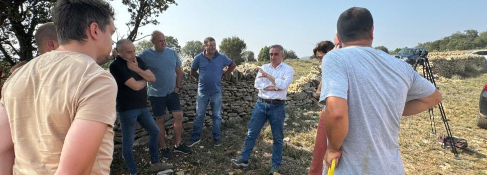 El conseller Barrachina visita una explotación ganadera de Vilafranca, una de las 90 a las que se ha suministrado agua