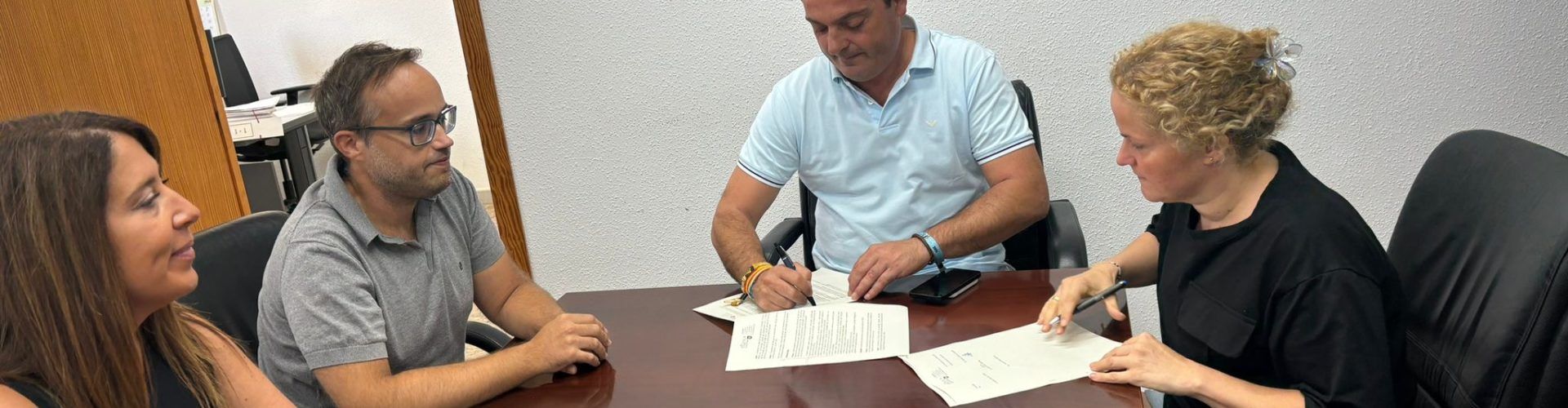 L’Ajuntament de Peníscola subscriu un conveni amb la Associació de Comerciants per a la promoció i dinamització del comerç en la localitat