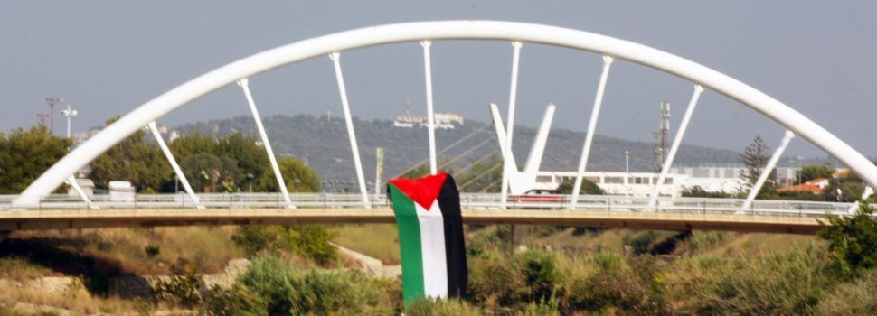 El Grup de Suport amb Palestina de Vinaròs grans banderes a llocs emblemàtics