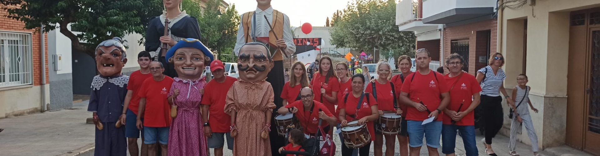 Gegantons i nanos vinarossencs al pregó de les festes de Traiguera