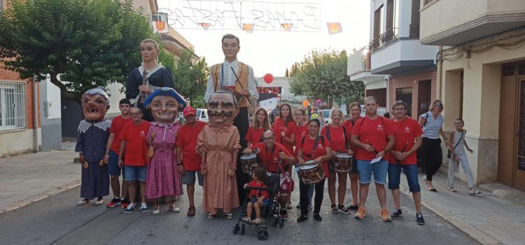 Gegantons i nanos vinarossencs al pregó de les festes de Traiguera