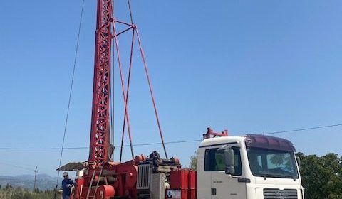 Ulldecona construeix un segon pou d’emergència per sequera i abasteix el dipòsit del barri Castell amb camions cisterna