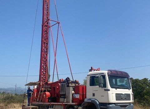 Ulldecona construeix un segon pou d’emergència per sequera i abasteix el dipòsit del barri Castell amb camions cisterna