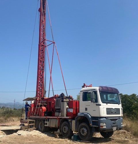 Ulldecona construeix un segon pou d’emergència per sequera i abasteix el dipòsit del barri Castell amb camions cisterna