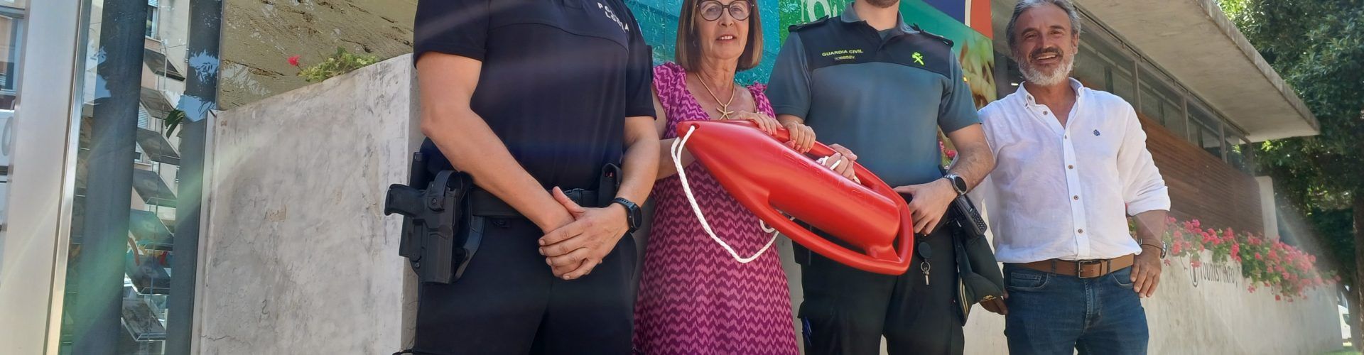 Benicarló reforça la seguretat a les platges amb l’entrega de salvavides a la Guàrdia Civil