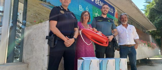 Benicarló reforça la seguretat a les platges amb l’entrega de salvavides a la Guàrdia Civil