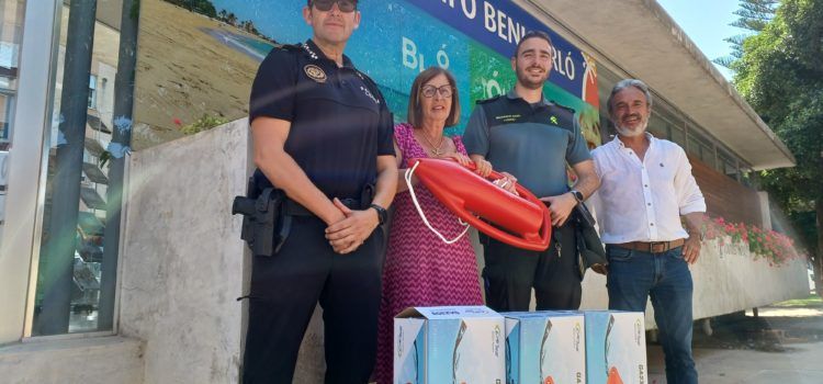 Benicarló reforça la seguretat a les platges amb l’entrega de salvavides a la Guàrdia Civil