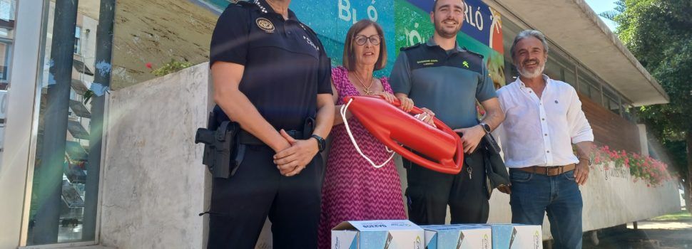 Benicarló reforça la seguretat a les platges amb l’entrega de salvavides a la Guàrdia Civil
