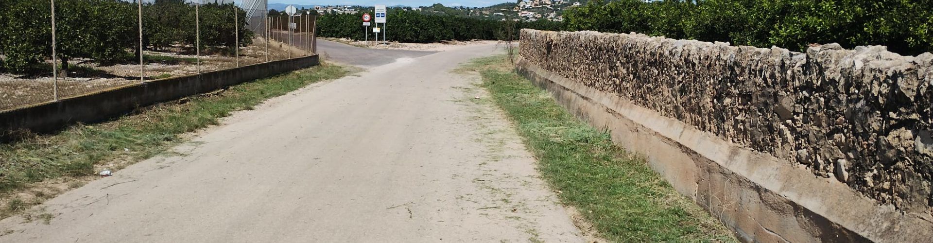 Agricultura desbrossa els encreuaments dels camins rurals