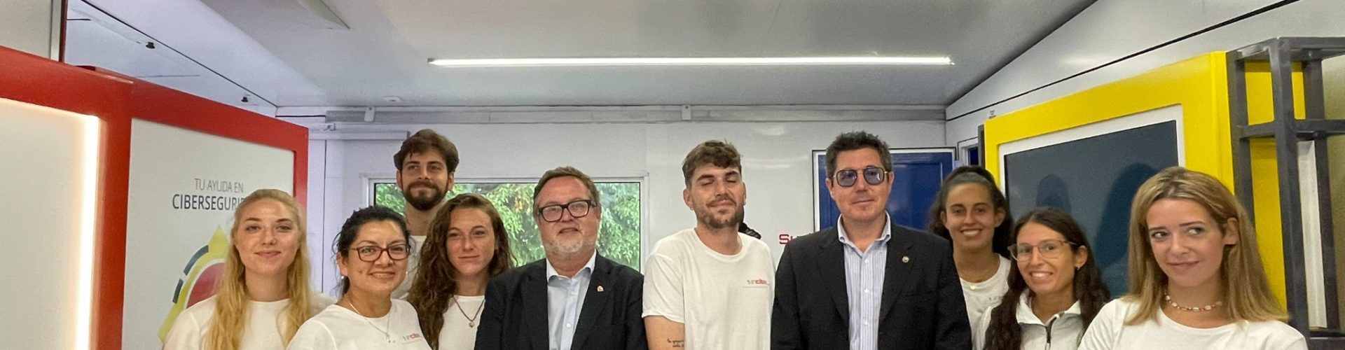 El subdelegado del Gobierno visita el camión de Experiencia INCIBE en la Ràpita
