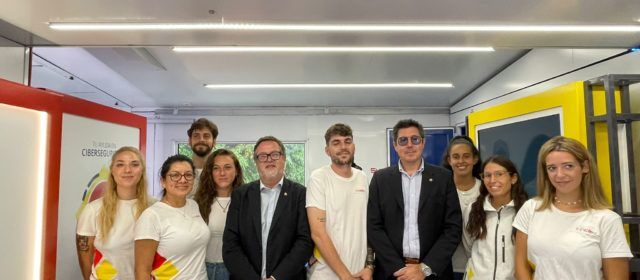 El subdelegado del Gobierno visita el camión de Experiencia INCIBE en la Ràpita