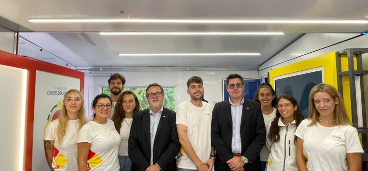 El subdelegado del Gobierno visita el camión de Experiencia INCIBE en la Ràpita