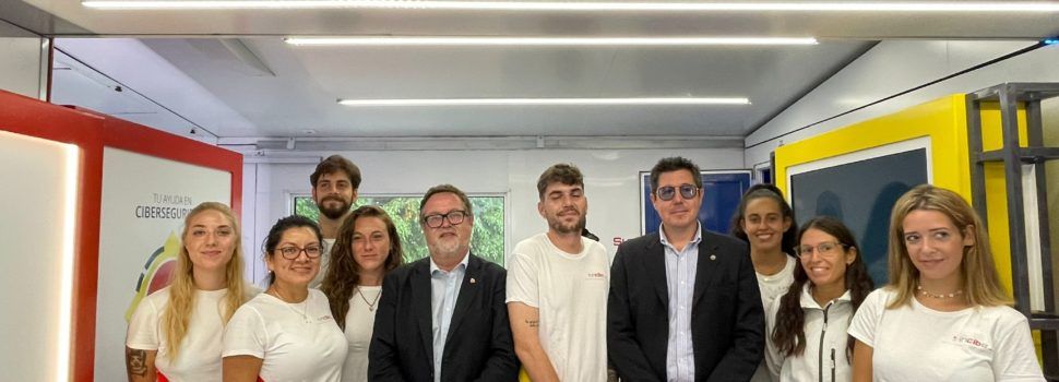 El subdelegado del Gobierno visita el camión de Experiencia INCIBE en la Ràpita