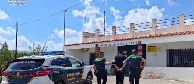 La Guardia Civil ha investigado al presunto autor de varios delitos de robo cometidos durante las fiestas en Adzaneta