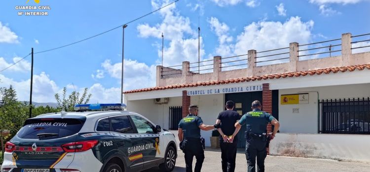 La Guardia Civil ha investigado al presunto autor de varios delitos de robo cometidos durante las fiestas en Adzaneta