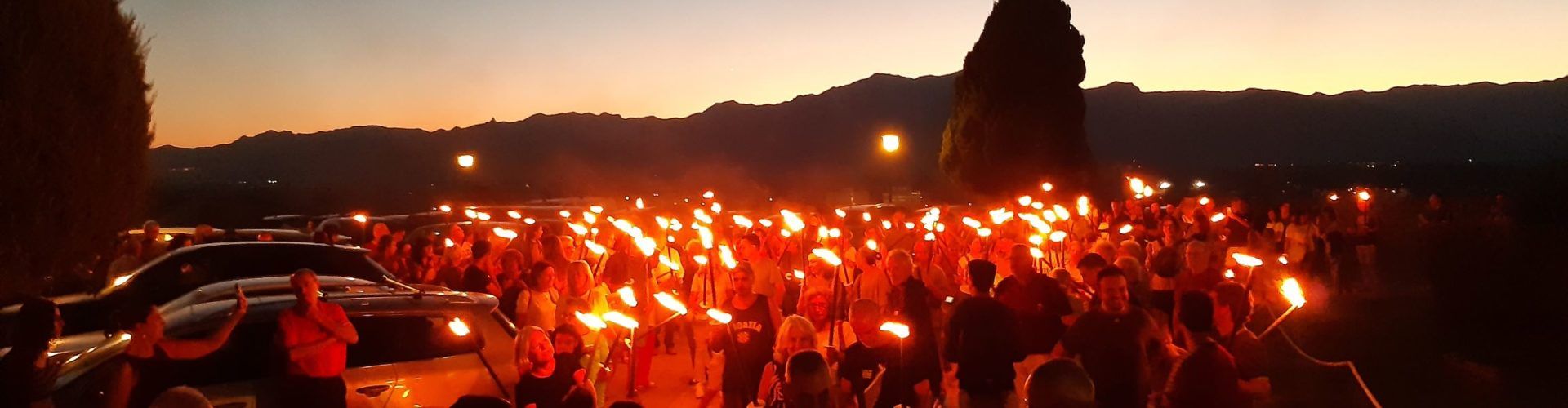 Més de 300 persones participen de la Marxa de Torxes per la Independència a Tortosa