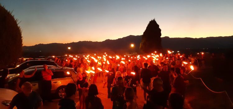 Més de 300 persones participen de la Marxa de Torxes per la Independència a Tortosa