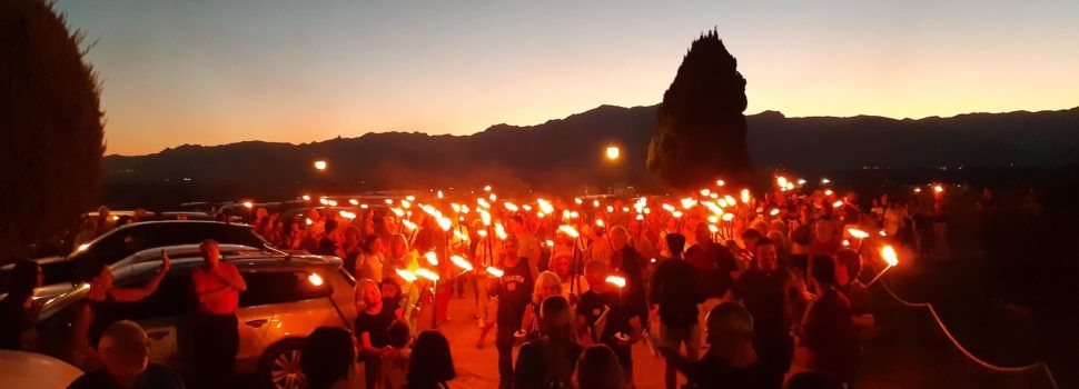 Més de 300 persones participen de la Marxa de Torxes per la Independència a Tortosa