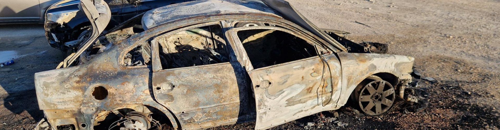Coche calcinado y otro dañado, por supuestamente un fallo eléctrico, en la zona del Fora Forat