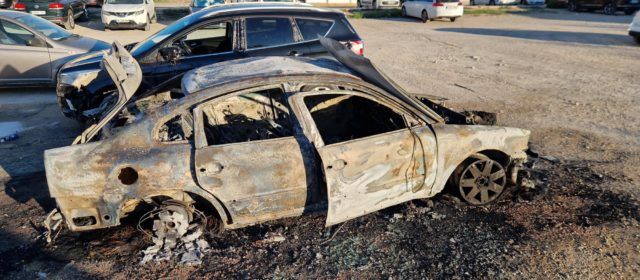 Coche calcinado y otro dañado, por supuestamente un fallo eléctrico, en la zona del Fora Forat