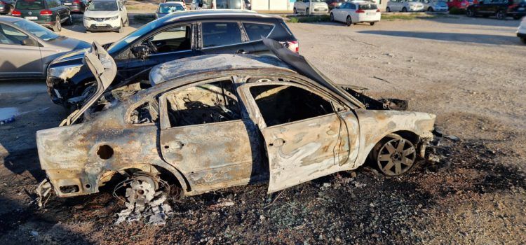Coche calcinado y otro dañado, por supuestamente un fallo eléctrico, en la zona del Fora Forat
