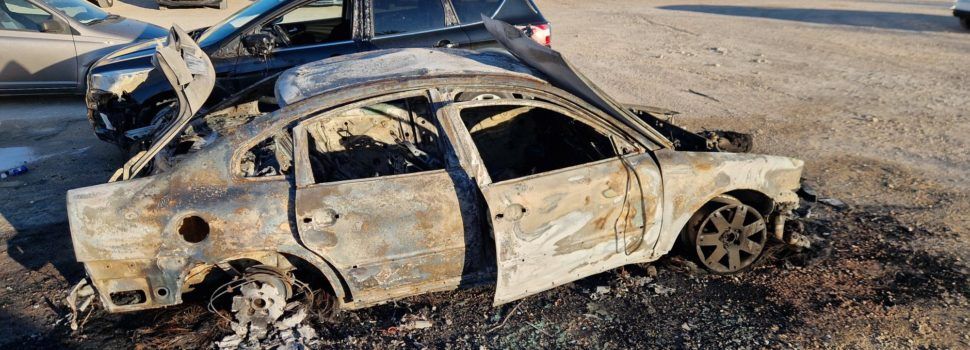 Coche calcinado y otro dañado, por supuestamente un fallo eléctrico, en la zona del Fora Forat