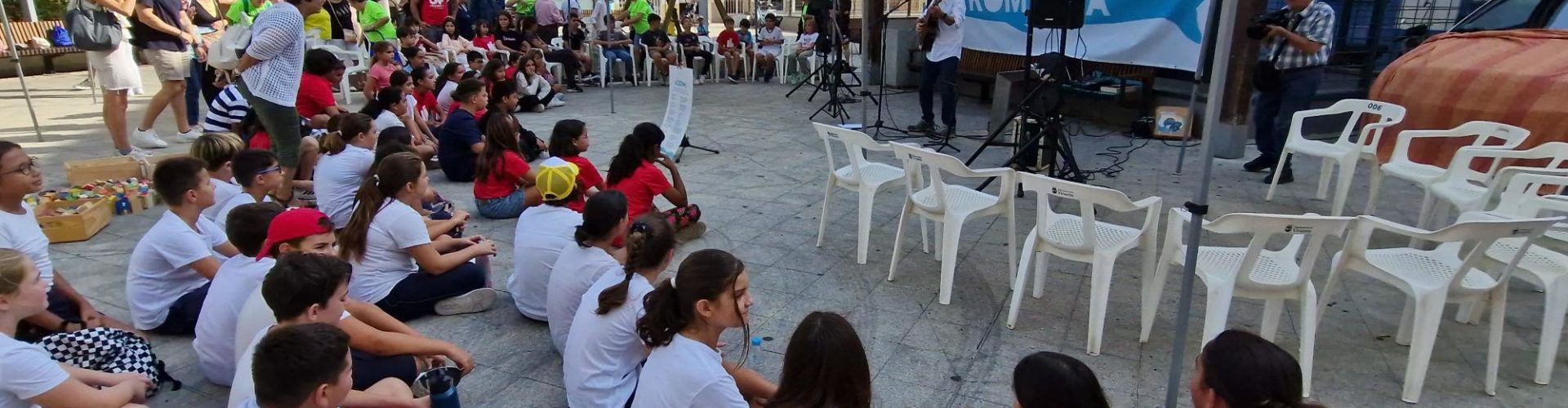 La “balena” Ronalda ajunta joves i grans a la plaça Sant Antoni