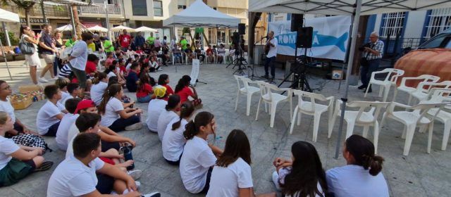La “balena” Ronalda ajunta joves i grans a la plaça Sant Antoni