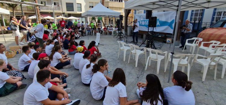 La “balena” Ronalda ajunta joves i grans a la plaça Sant Antoni