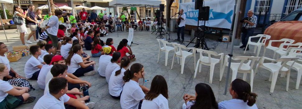 La “balena” Ronalda ajunta joves i grans a la plaça Sant Antoni
