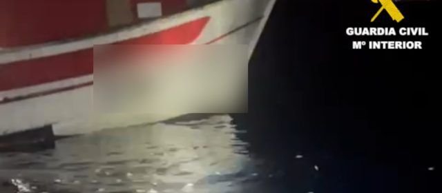 La Guardia Civil sorprende en Vinaròs a una embarcación faenando en una zona prohibida