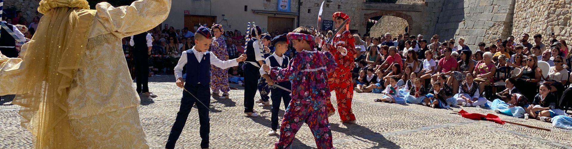 Los más pequeños honran a sus abuelos en el Día de los Mayores de las Fiestas de Peñíscola