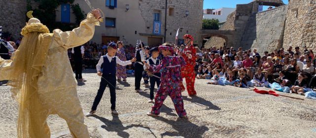 Los más pequeños honran a sus abuelos en el Día de los Mayores de las Fiestas de Peñíscola