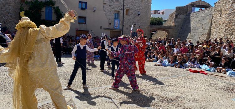 Los más pequeños honran a sus abuelos en el Día de los Mayores de las Fiestas de Peñíscola