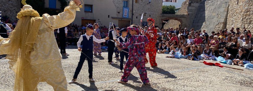 Los más pequeños honran a sus abuelos en el Día de los Mayores de las Fiestas de Peñíscola