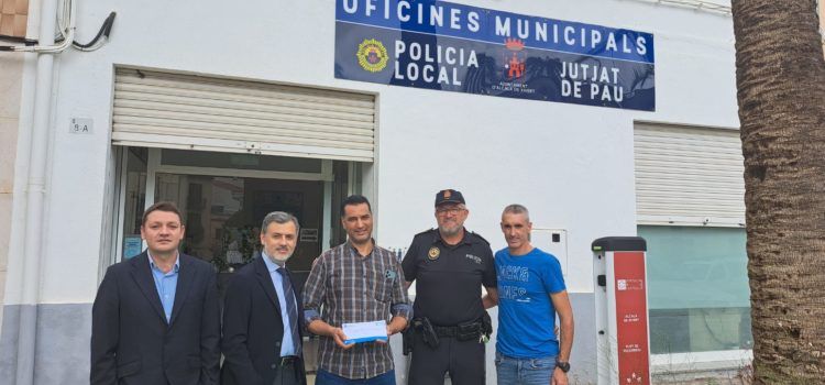 La Policia Local d’Alcalà-Alcossebre lliura al seu propietari 3.970 euros extraviats en un caixer automàtic