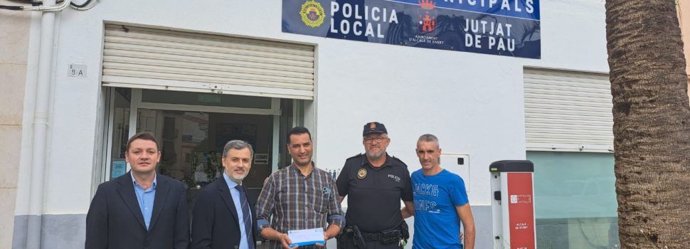 La Policia Local d’Alcalà-Alcossebre lliura al seu propietari 3.970 euros extraviats en un caixer automàtic