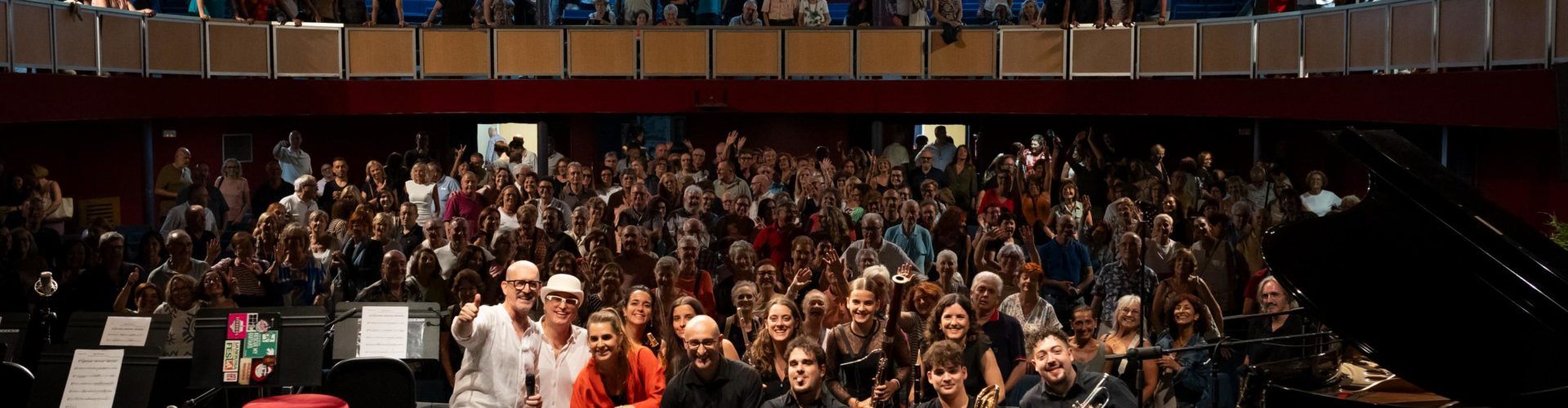 El primer gran tribut a Joan Manuel Serrat triomfa al Teatre Orfeó Montsià d’Ulldecona