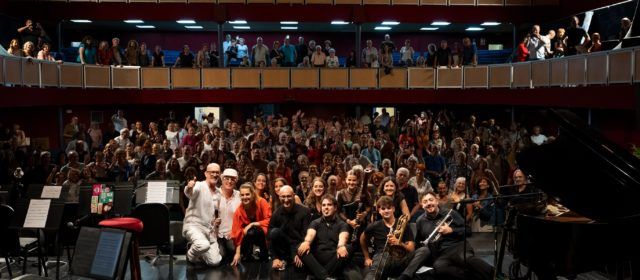 El primer gran tribut a Joan Manuel Serrat triomfa al Teatre Orfeó Montsià d’Ulldecona