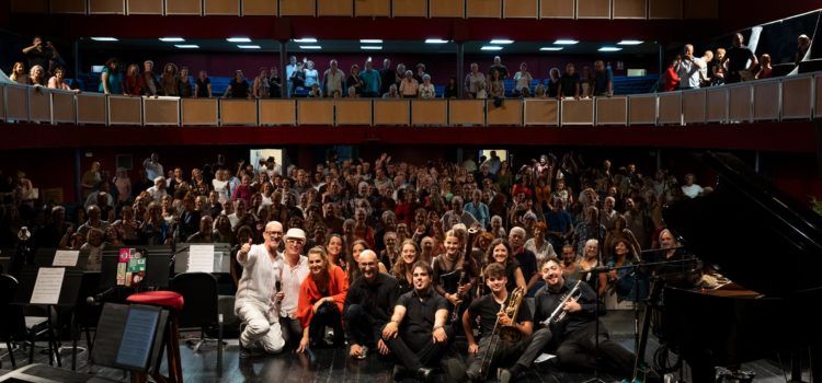 El primer gran tribut a Joan Manuel Serrat triomfa al Teatre Orfeó Montsià d’Ulldecona