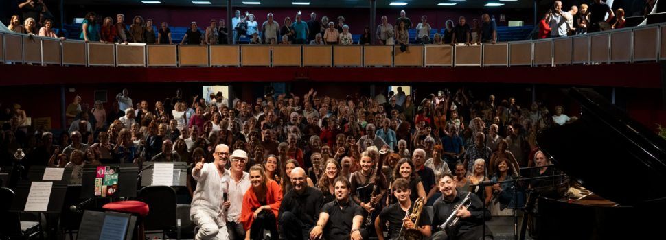 El primer gran tribut a Joan Manuel Serrat triomfa al Teatre Orfeó Montsià d’Ulldecona