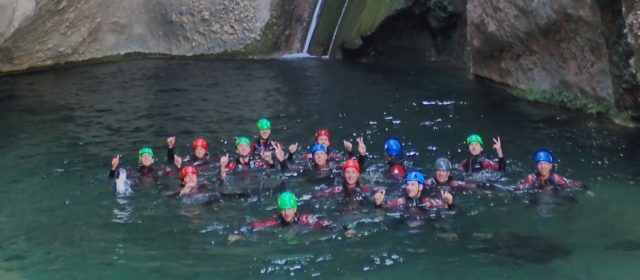 Els alumnes de 2 de TSEAS de l’IES Joan Coromines fent barranquisme