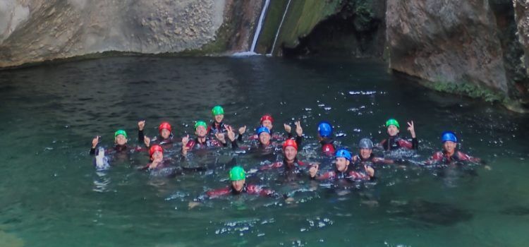 Els alumnes de 2 de TSEAS de l’IES Joan Coromines fent barranquisme