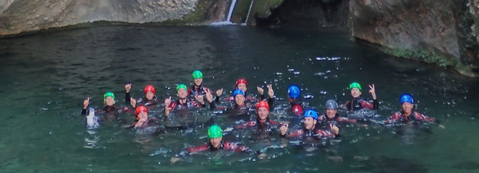 Els alumnes de 2 de TSEAS de l’IES Joan Coromines fent barranquisme