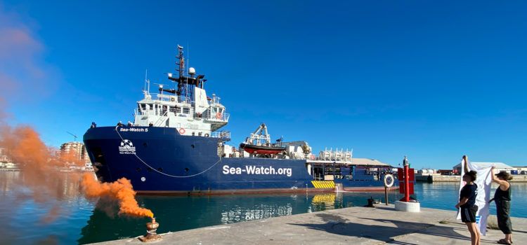 El vaixell de rescat civil humanitari Sea Watch 5 torna a Vinaròs després de socórrer a 834 persones a la Mediterrània Central