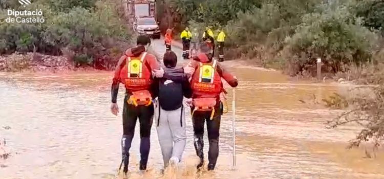 Rescatada una familia cuyo vehículo quedó atrapado por la crecida de una rambla en Alcossebre