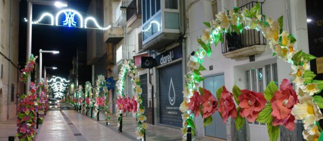 El Carrer Major d’Ulldecona, preparat per rebre la Mare de Déu de la Pietat