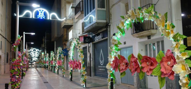 El Carrer Major d’Ulldecona, preparat per rebre la Mare de Déu de la Pietat